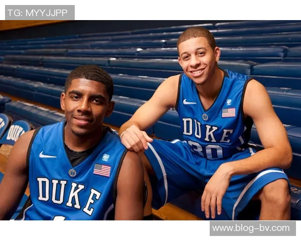 库里兄弟携手父亲共赏杜克大学比赛喜悦满满精神焕发